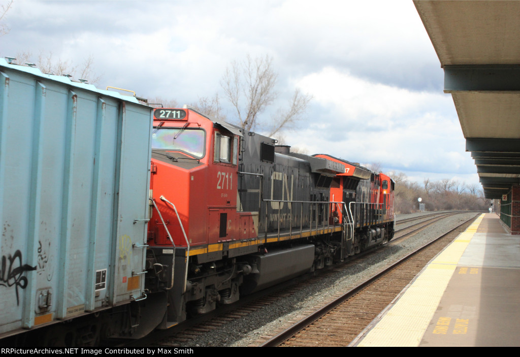 IC 2711 on CSX B781-25